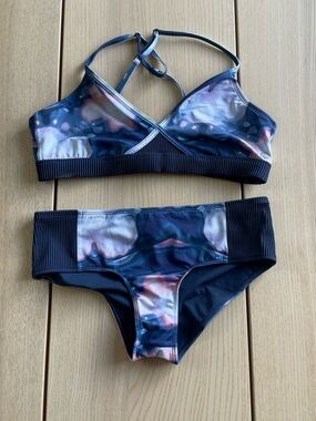 Roxy Two-Piece Swim Suit large top with medium bottoms Roxy swim suit ladies